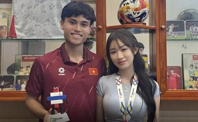 Giao diện ứng dụng HY88 trên điện thoại di động, hiển thị màn hình đá gà trực tuyến và nút tải xuống, hy88 tải game